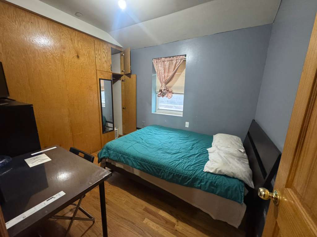 Room for rent in Elmhurst!