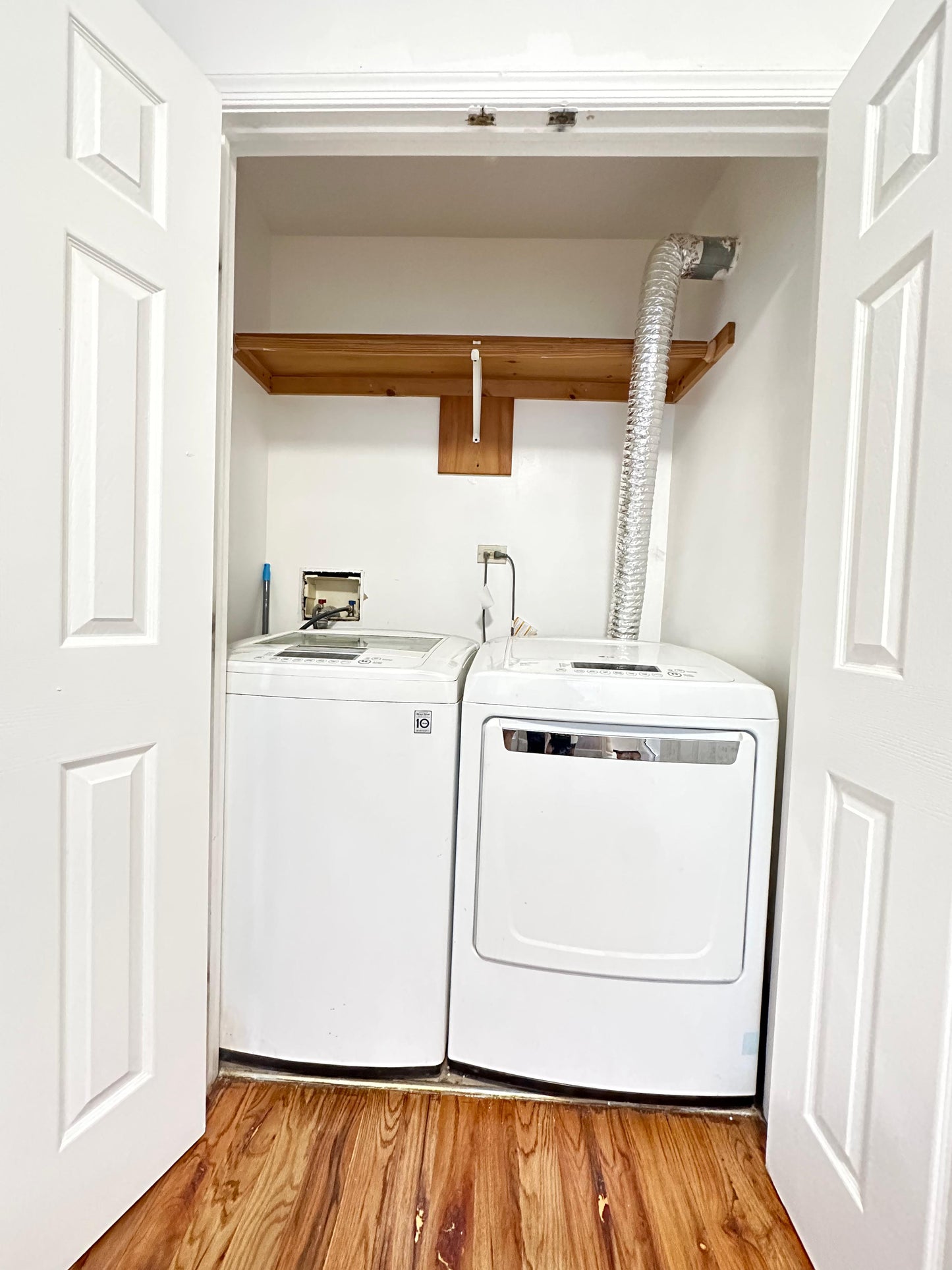 Private/Master Room with Large Closet in Cypress Hills, No Deposit, with Laundry and Yard