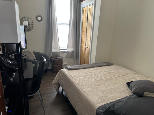 Private room in Ridgewood!