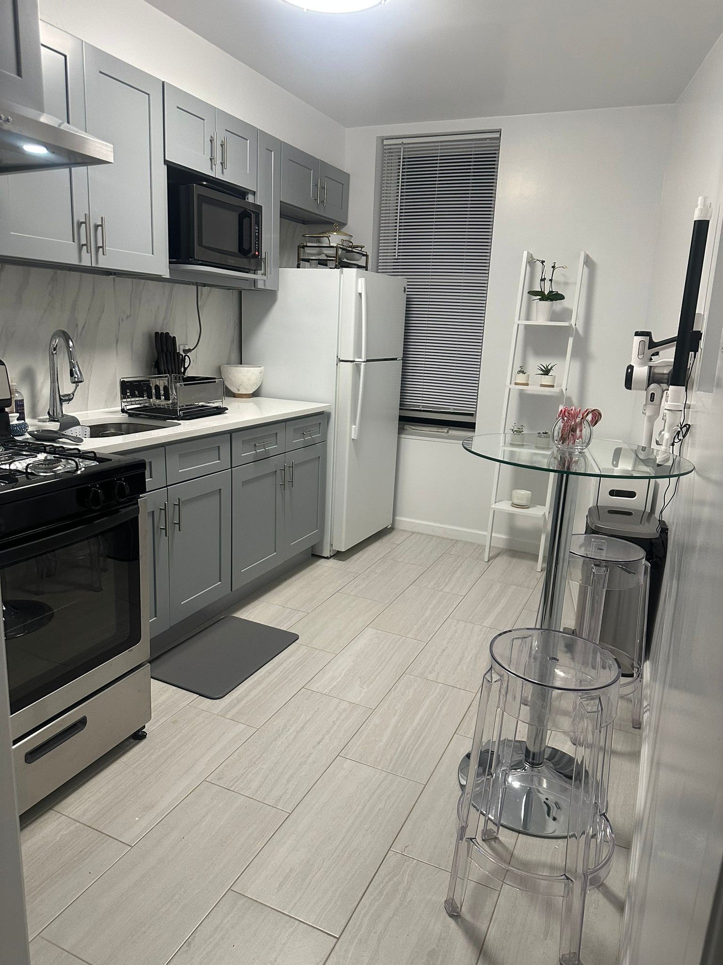 Private room in Ridgewood!