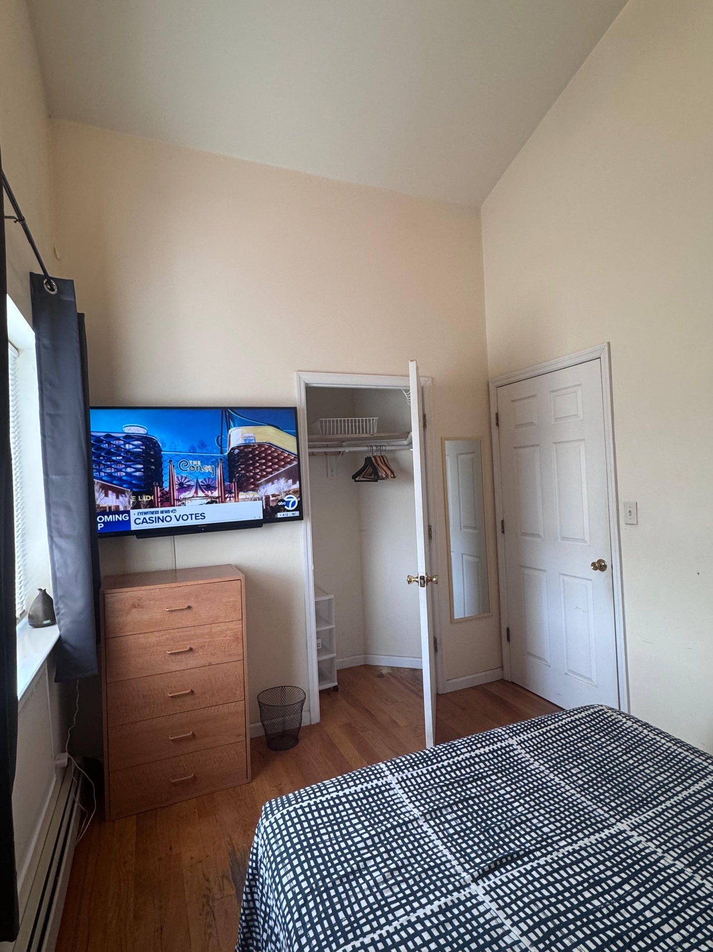 Private Room in Woodside!