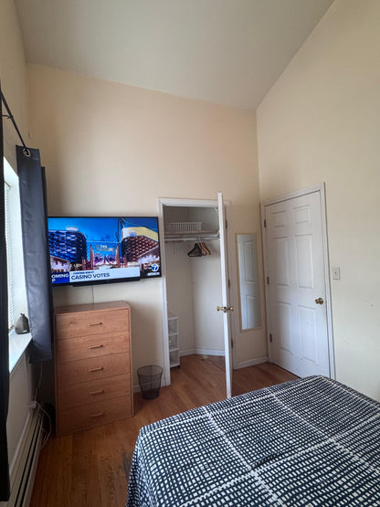 Private Room in Woodside!