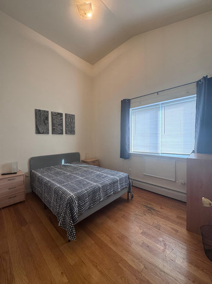 Private Room in Woodside!