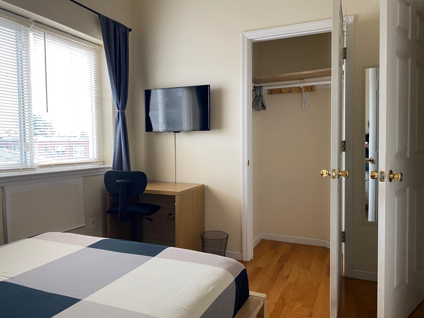 Private Room in Woodside!