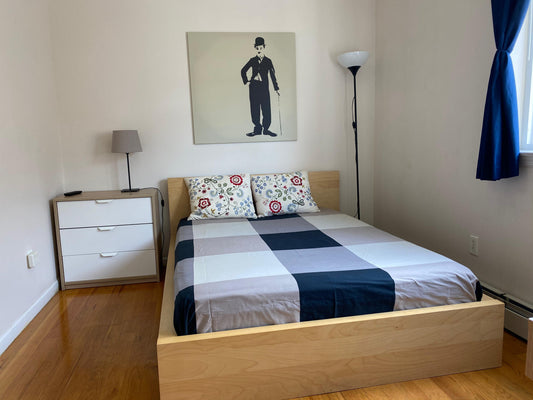 Private Room in Woodside!