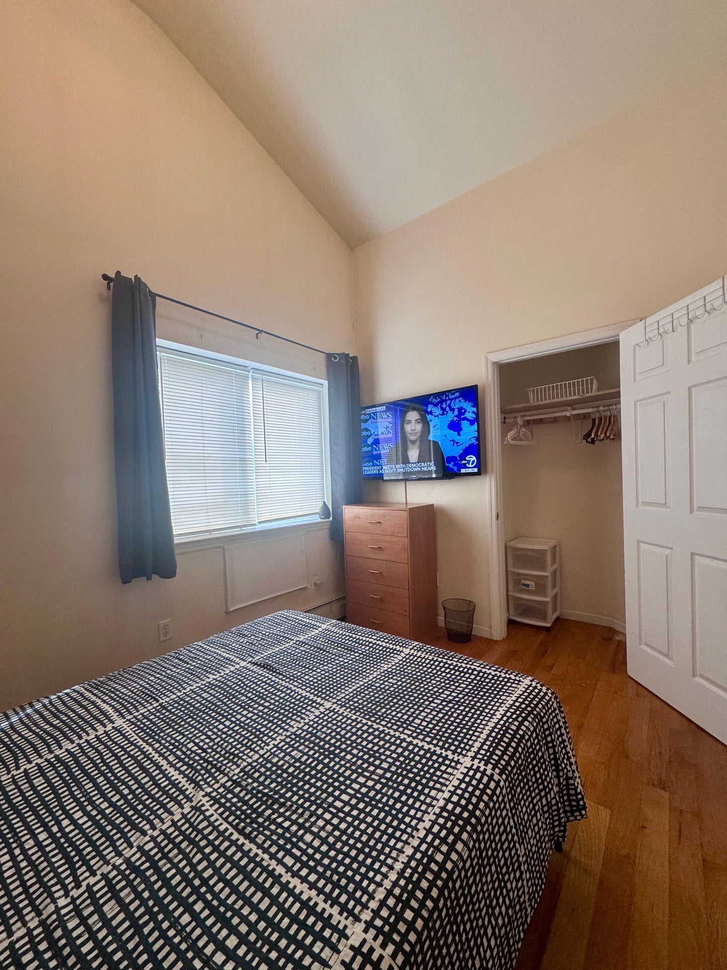 Private Room in Woodside!