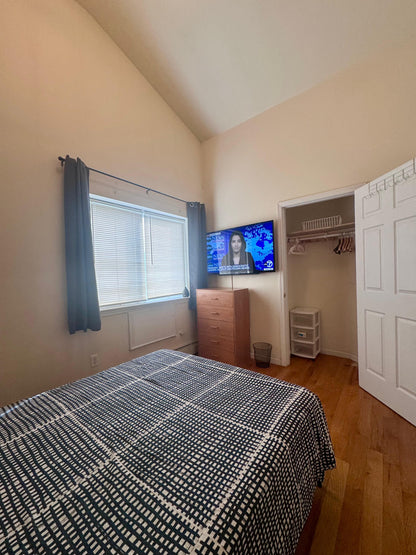 Private Room in Woodside!