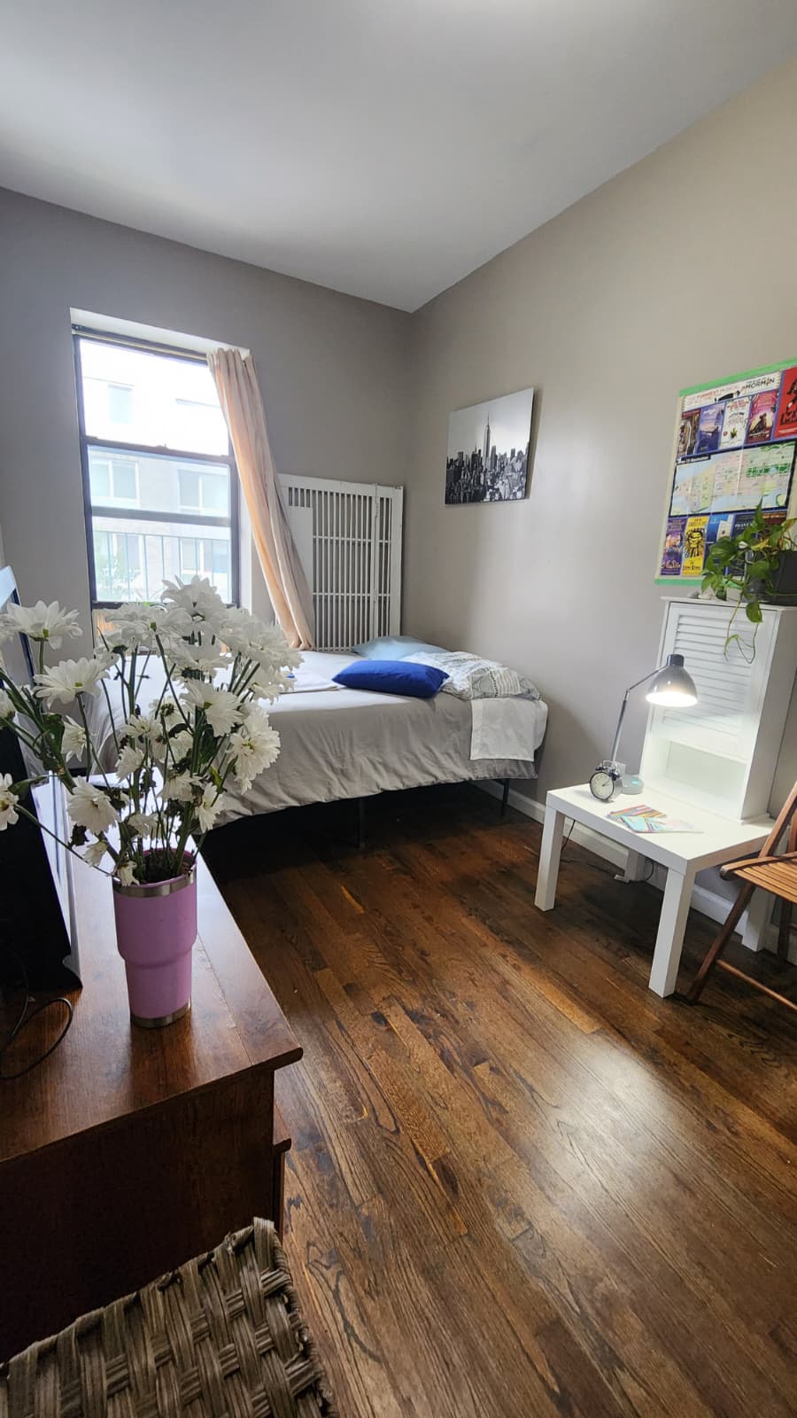 Large furnished room in the heart of Brooklyn. Access to several train lines.