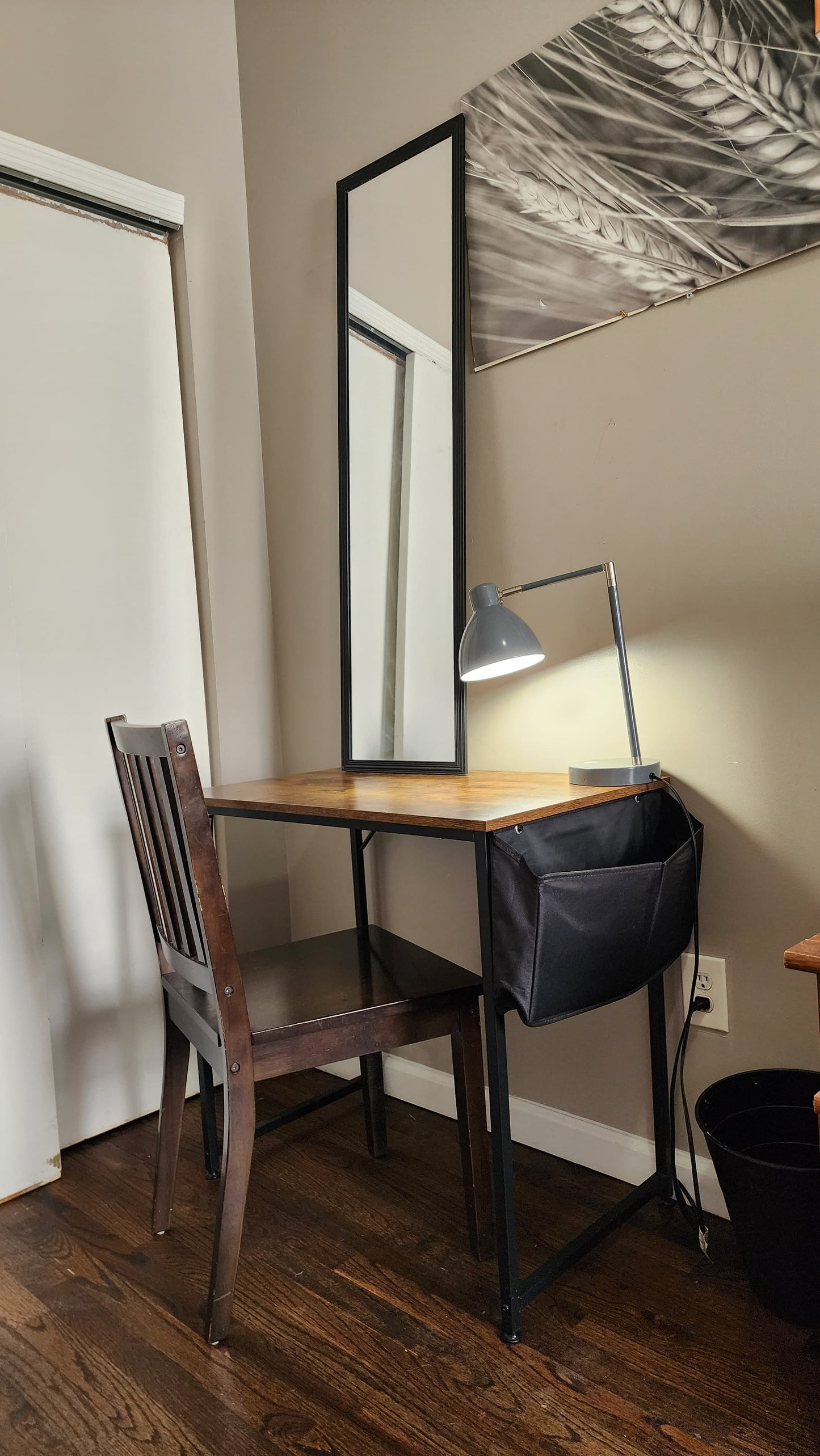 Large furnished room in the heart of Brooklyn. Access to several train lines.