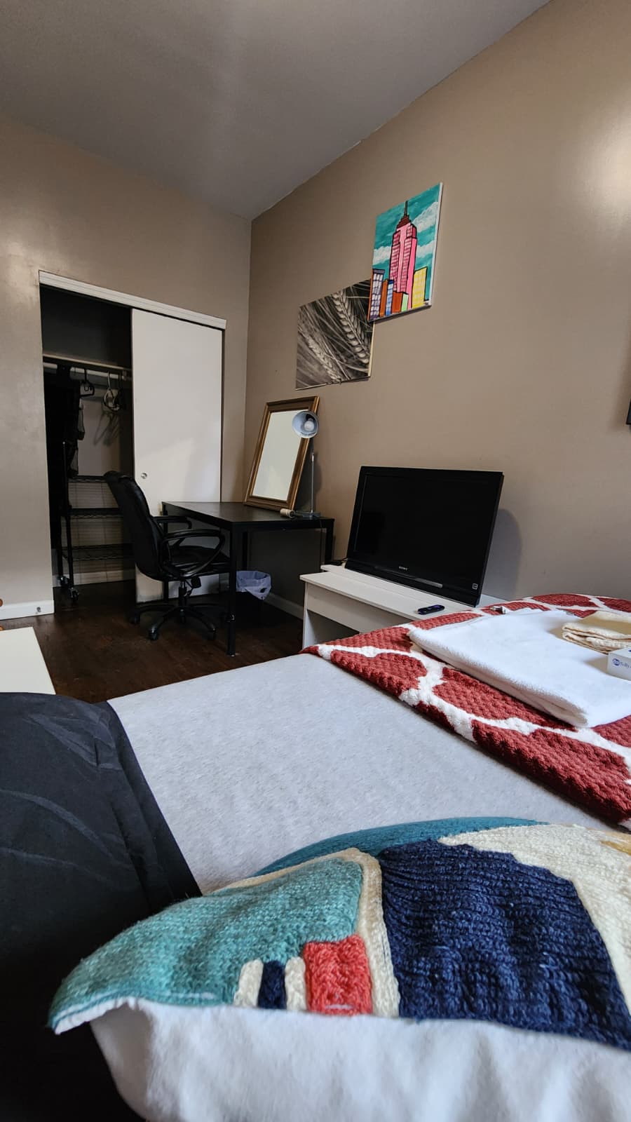 Large furnished room in the heart of Brooklyn. Access to several train lines.