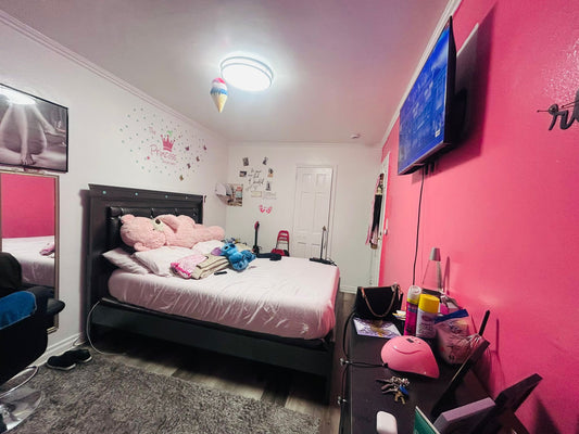 Private Room in Middle Village – Women Only!