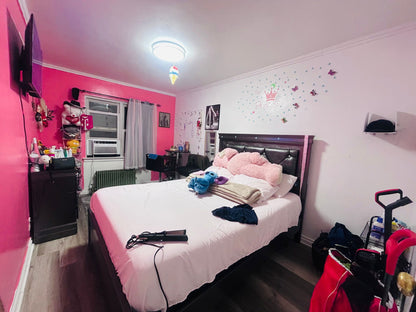 Private Room in Middle Village – Women Only!