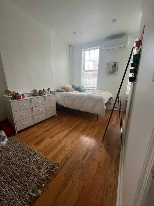 Spacious Room in East New York – Perfect for Women