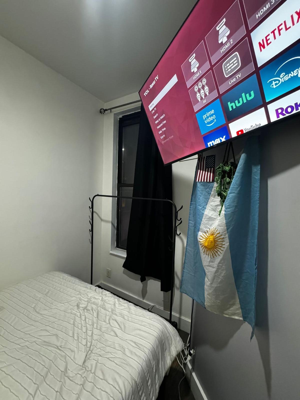 Compact Room for a man in Ridgewood – Convenient Location with Great Amenities