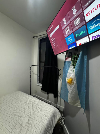 Compact Room for a man in Ridgewood – Convenient Location with Great Amenities