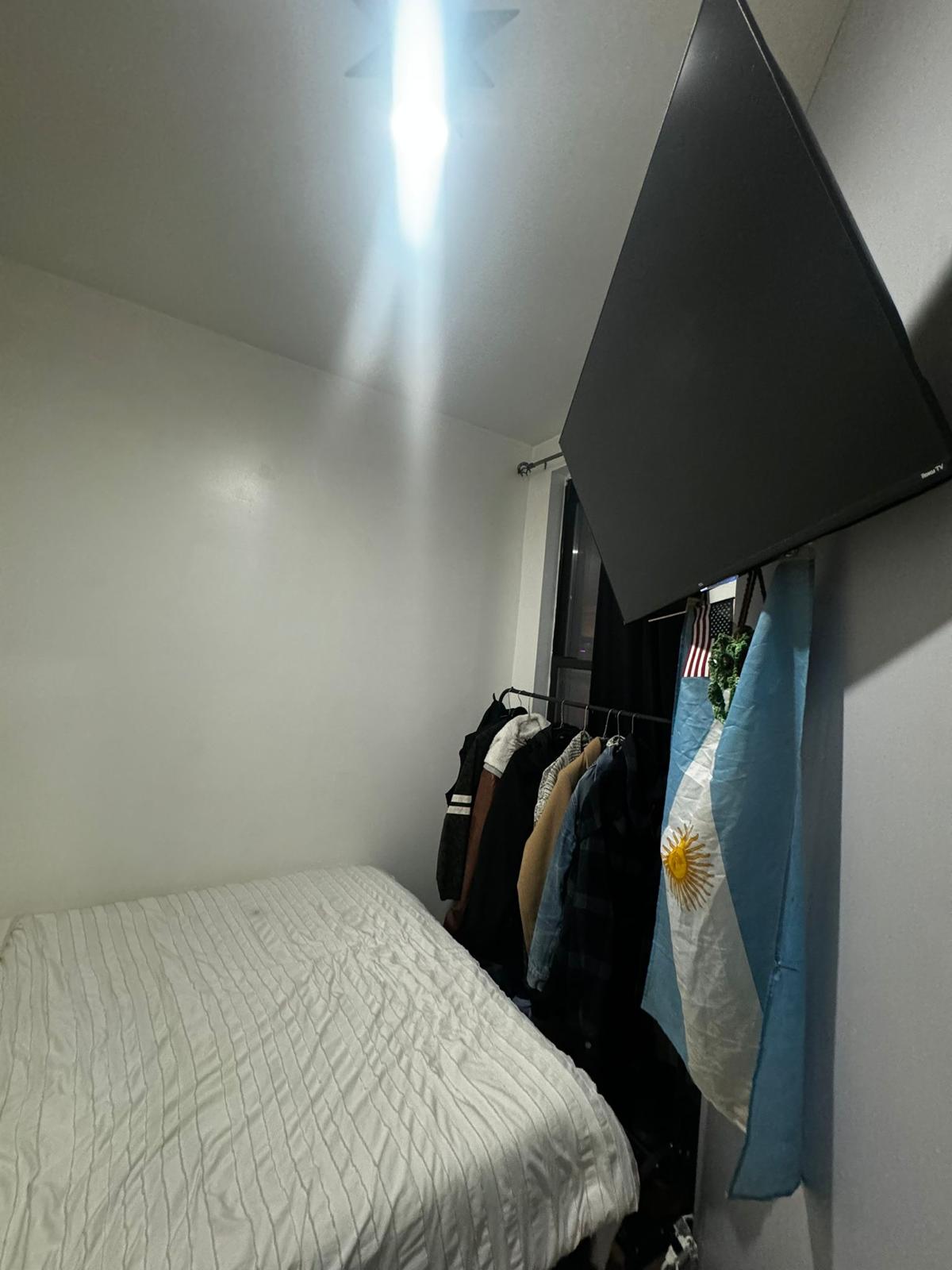 Compact Room for a man in Ridgewood – Convenient Location with Great Amenities