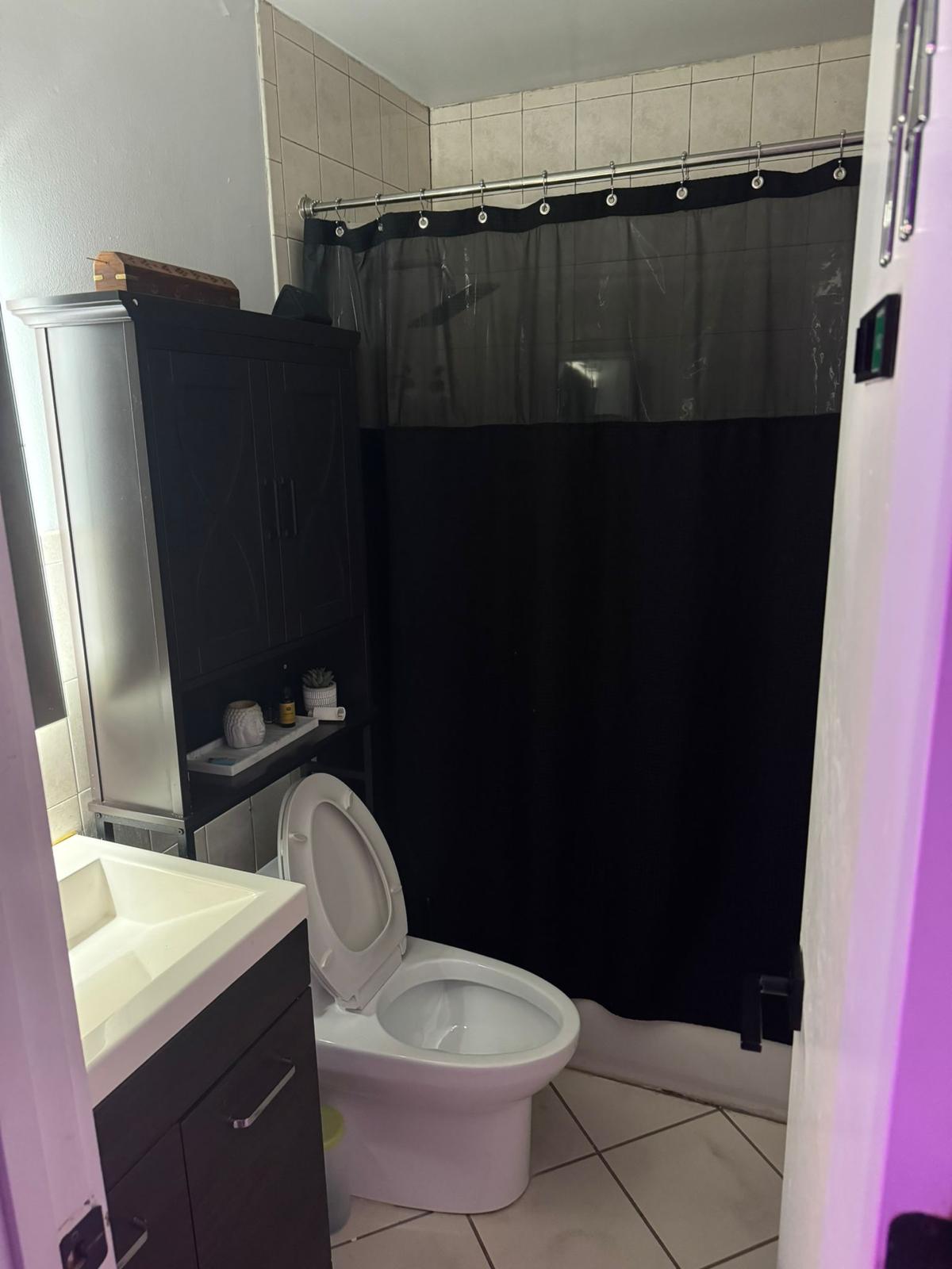 Compact Room for a man in Ridgewood – Convenient Location with Great Amenities
