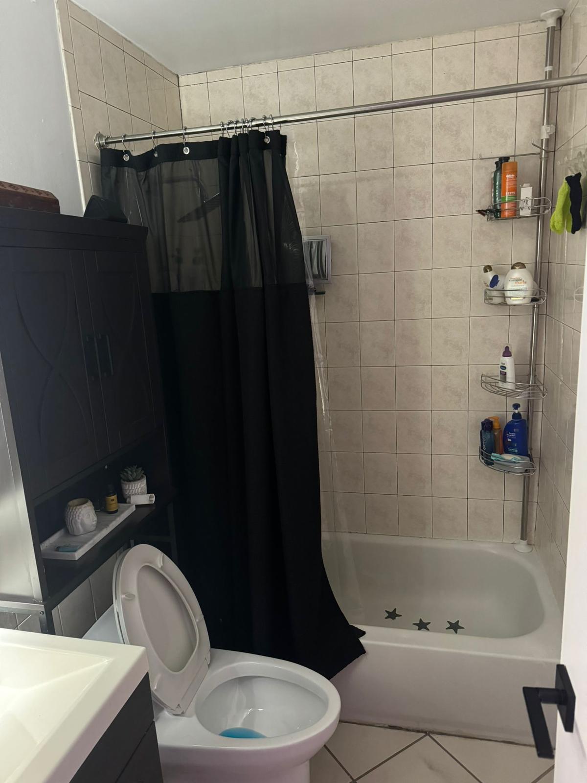 Compact Room for a man in Ridgewood – Convenient Location with Great Amenities