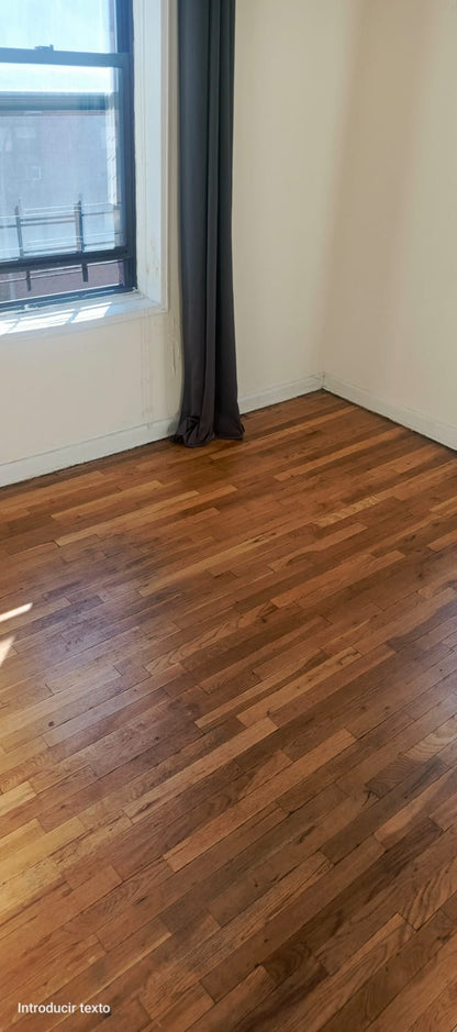 Private Room with Flexible Deposit for Woman in Forest Hills!