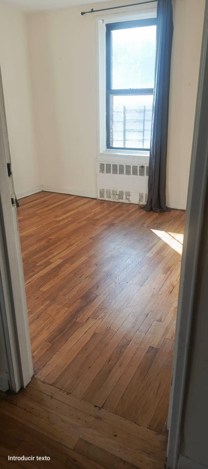 Private Room with Flexible Deposit for Woman in Forest Hills!