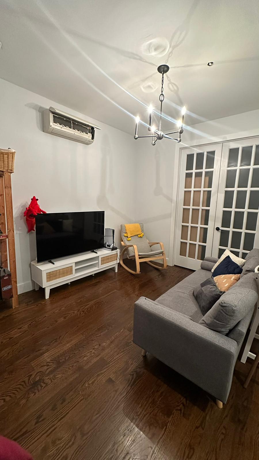 Cozy Private Room – Near 2 & 5 Trains