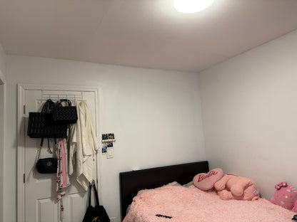 Habitación privada para mujer en Elmhurst!