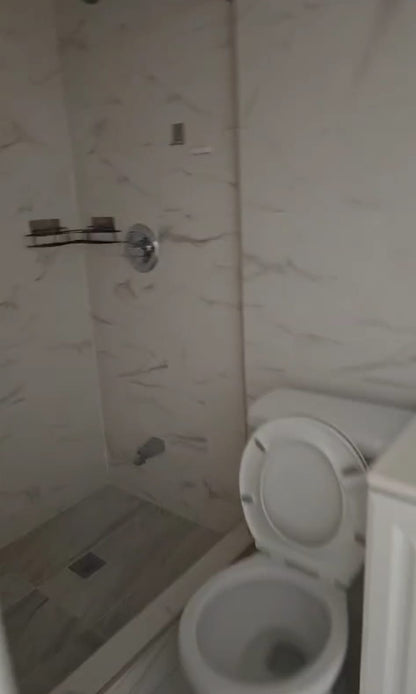 Habitación privada para mujer en Elmhurst!