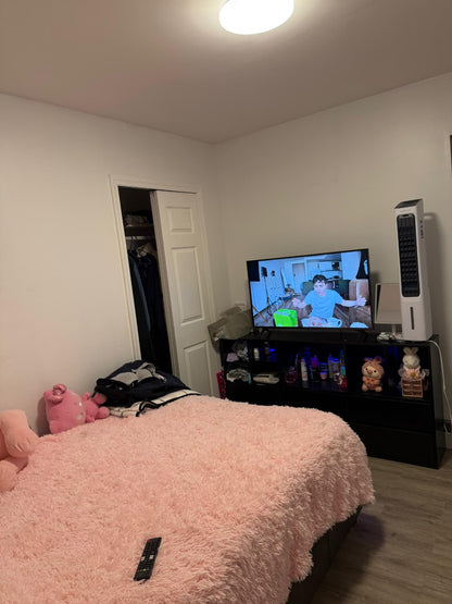 Habitación privada para mujer en Elmhurst!