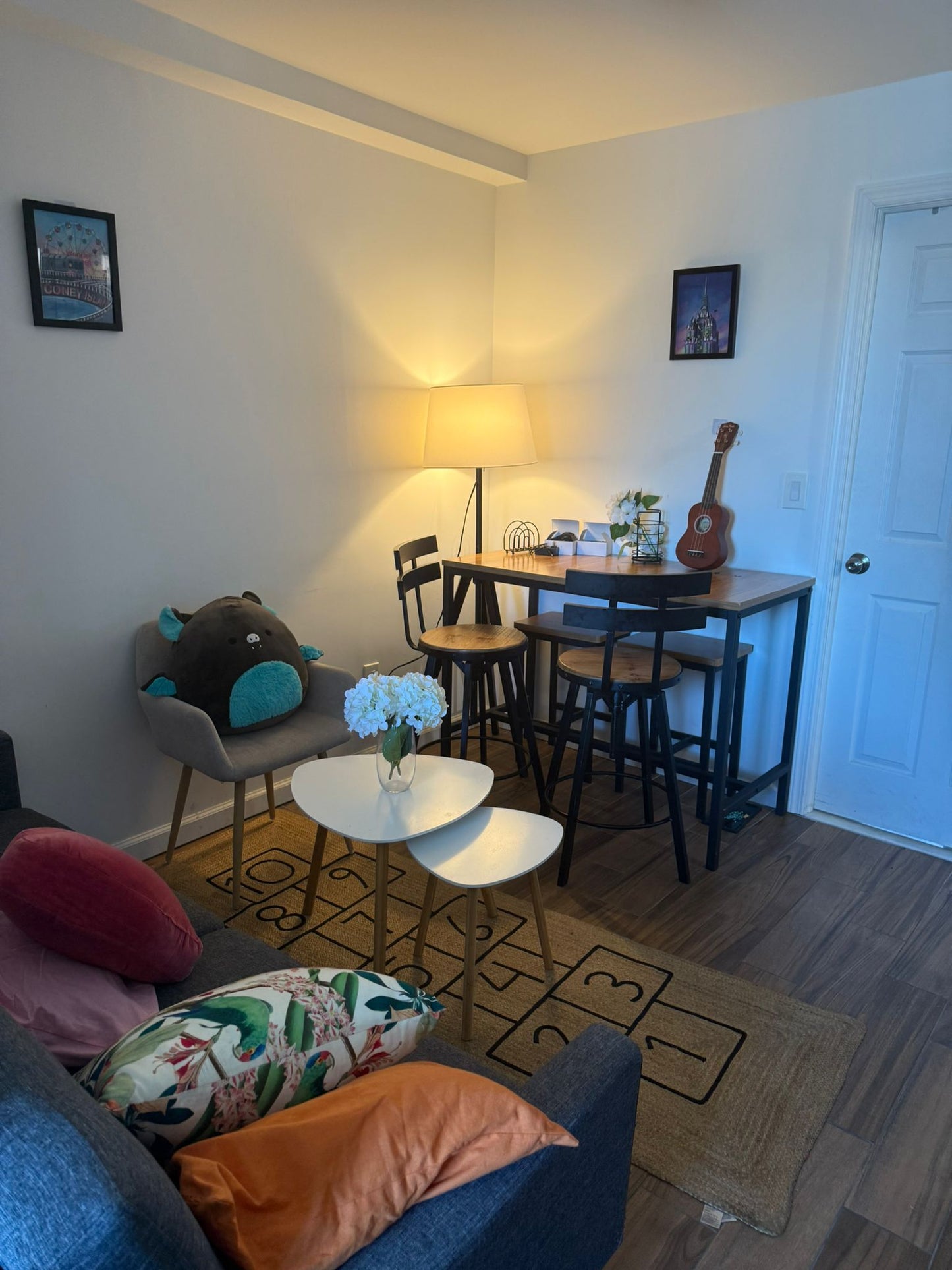 I am looking for a roommate (one person) in a clean and new apartment, one block from the R,M,E subway.