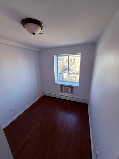 I am looking for a roommate (one person) in a clean and new apartment, one block from the R,M,E subway.