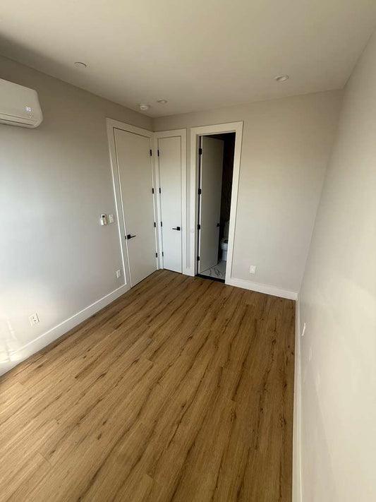 Room with private bathroom in East New York, Brooklyn, near the C, A and 3 trains, access to common areas, laundry and rooftop.